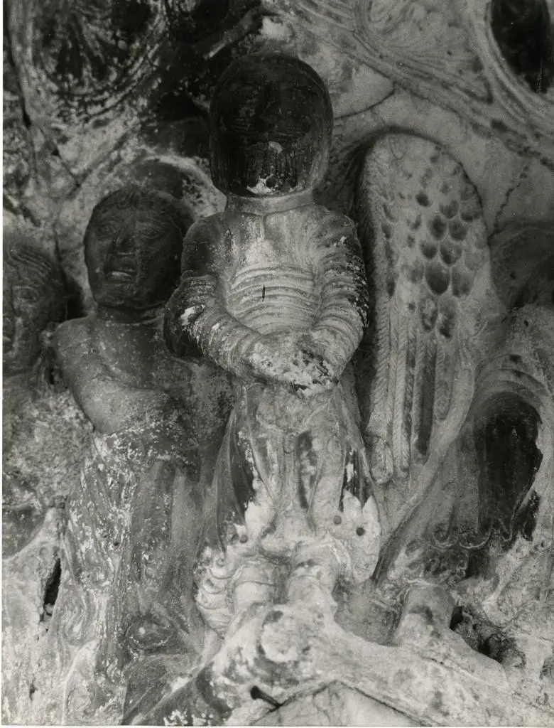 Anonimo , Capitello alla destra del portale principale del Duomo di Carrara con episodi della vita di Abramo, particolare dell'Alleanza tra Dio e Abramo