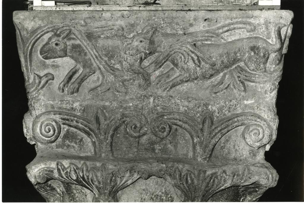 Gasperini M./ Colombo C. , Quarto capitello a destra all'interno del Duomo di Carrara, particolare della decorazione
