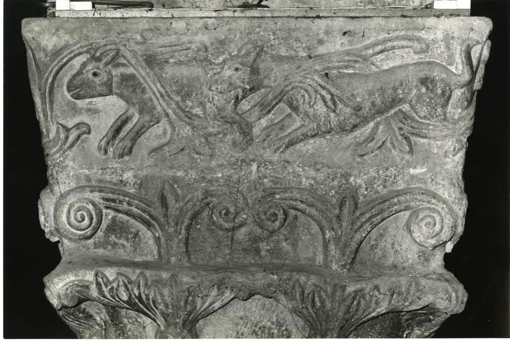 Colombo C./ Gasperini M. , Quarto capitello a destra all'interno del Duomo di Carrara, particolare della decorazione