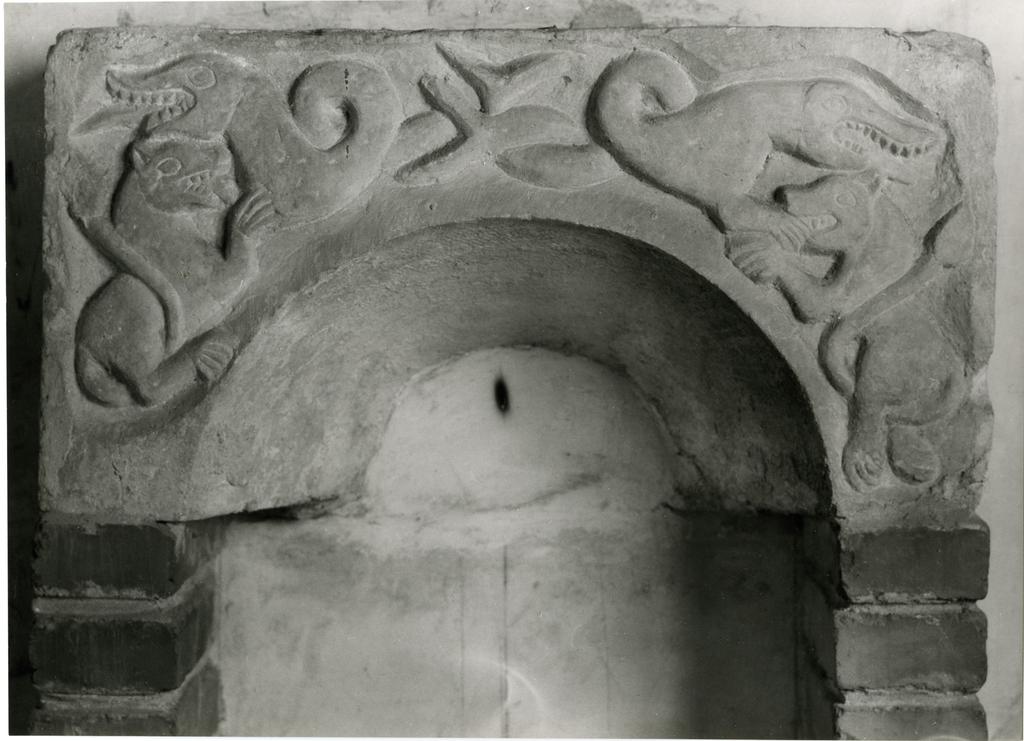 Gasperini M./ Colombo C. , Blocco di chiusura di una monofora del Duomo di Carrara