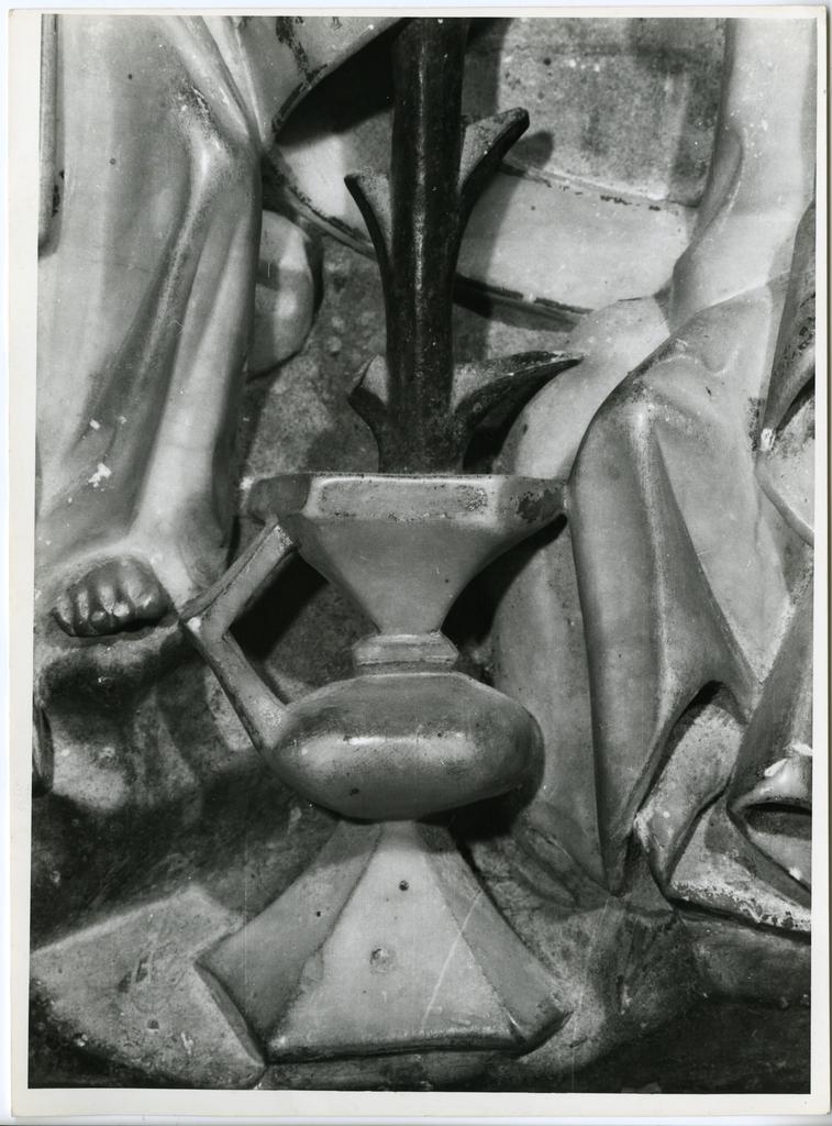 Anonimo , Anonimo inglese - sec. XIV - Storie di Maria Vergine. Particolare scena dell'Annunciazione, vaso con gigli