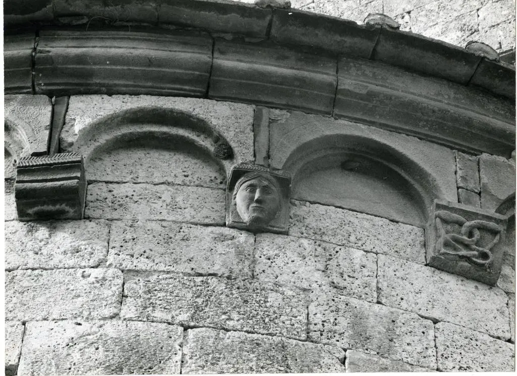 Anonimo toscano sec. XI , Protomi umane, Decorazione plastica a intreccio