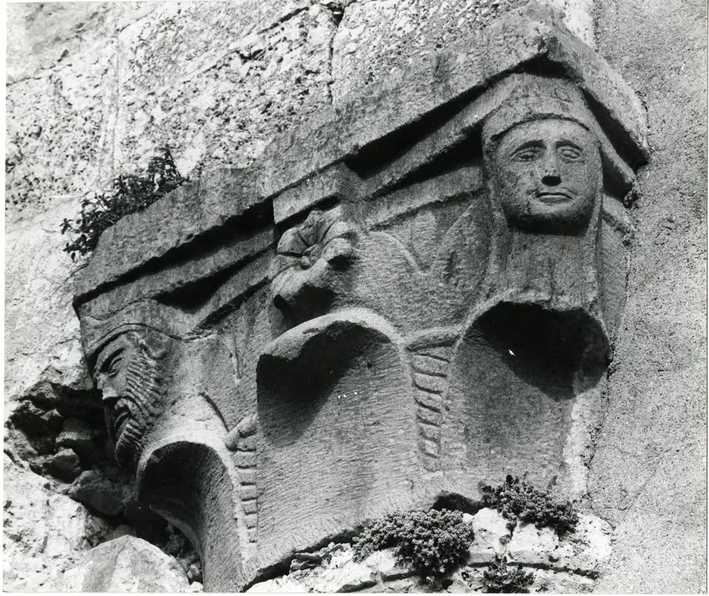 Anonimo toscano sec. XI , Protomi umane, Motivi decorativi vegetali