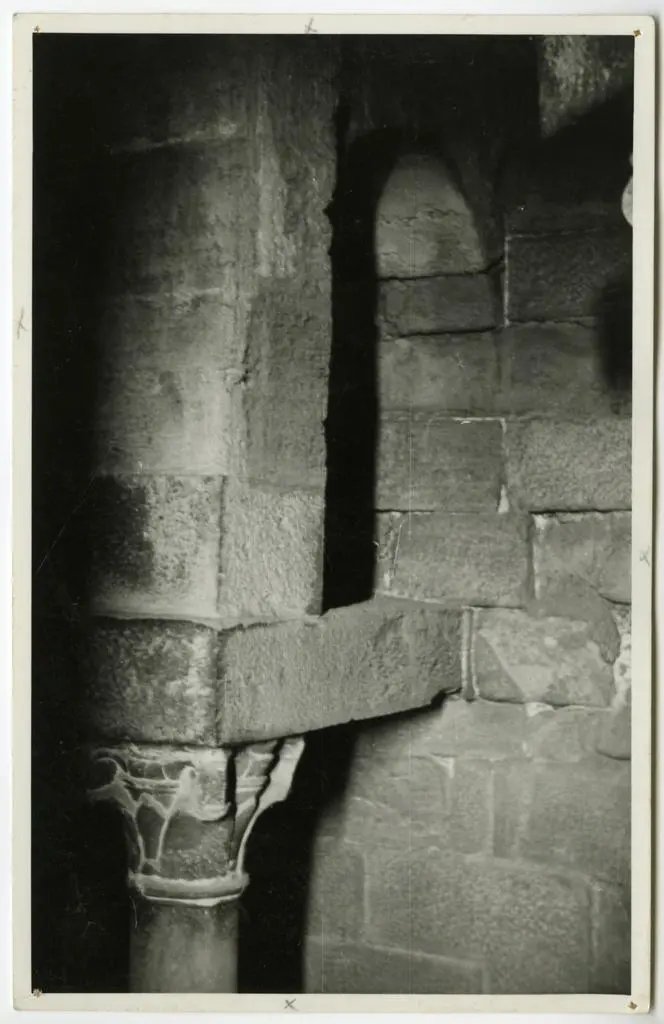 Anonimo , Anonimo toscano - sec. XII/ XIII - capitello di colonna e volta a botte