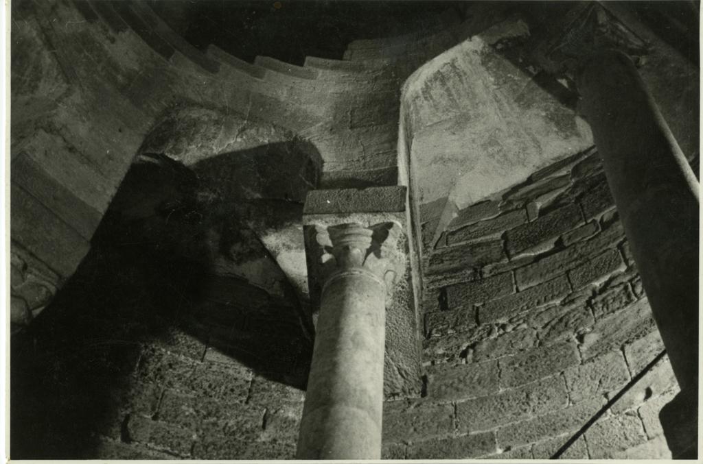 Anonimo , Anonimo toscano - sec. XII/ XIII - capitelli di colonna, scala e volte a crociera