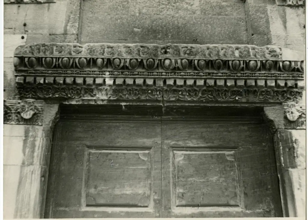 Anonimo , Pisa - Architrave della Porta maggiore di S. Frediano