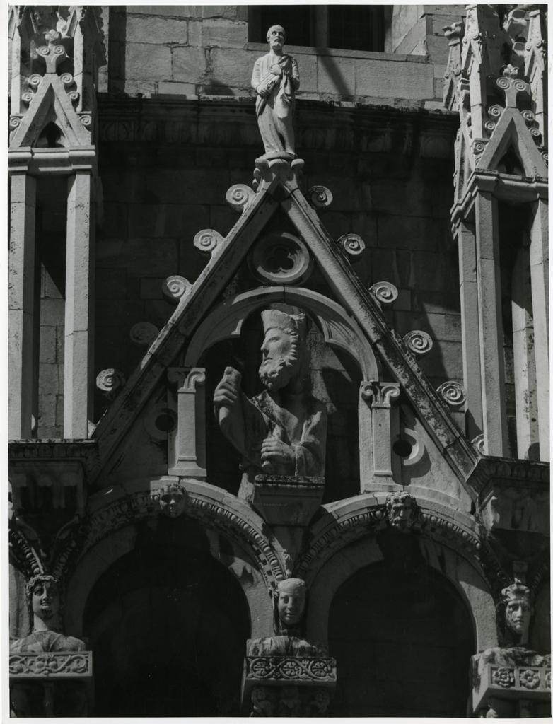 Barzacchi, Cesare , Pisa: Battistero - statua nell'edicola
