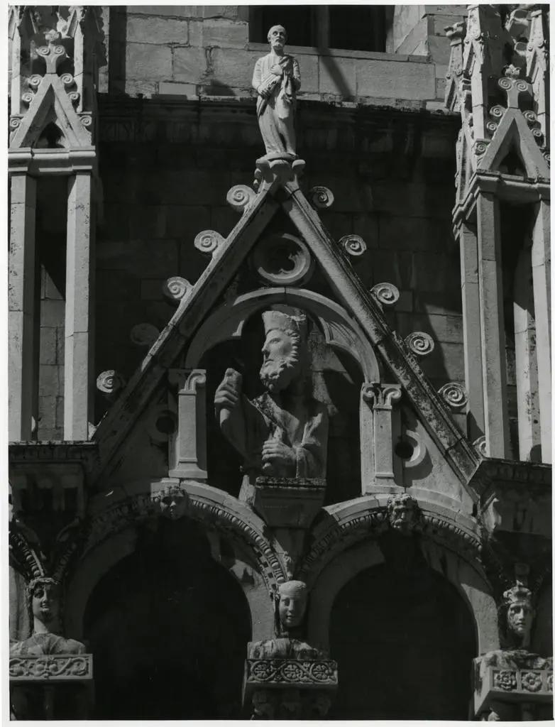 Barzacchi, Cesare , Pisa: Battistero - statua nell'edicola