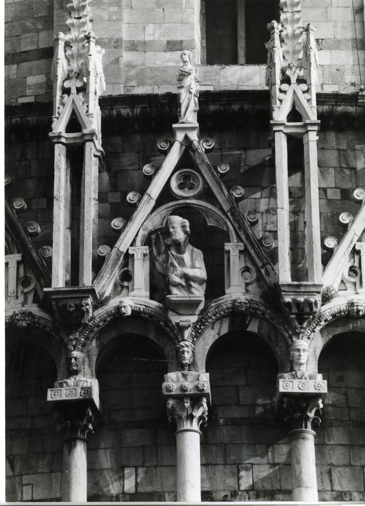 Anonimo , Pisa Battistero. Architettura di Nicola (non le cuspidi) con scultura di Giovanni (scuola) probabilmente sulle mensole delle statue (come in cima ai timpani)