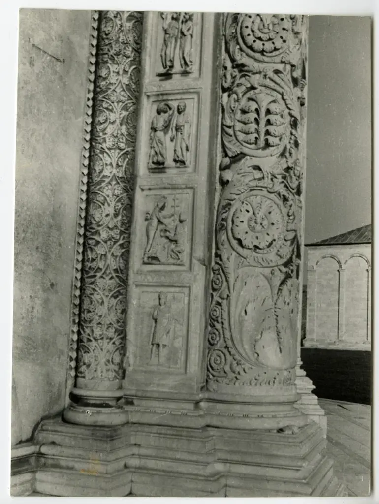 Anonimo , Particolare del portale del Battistero. Pisa