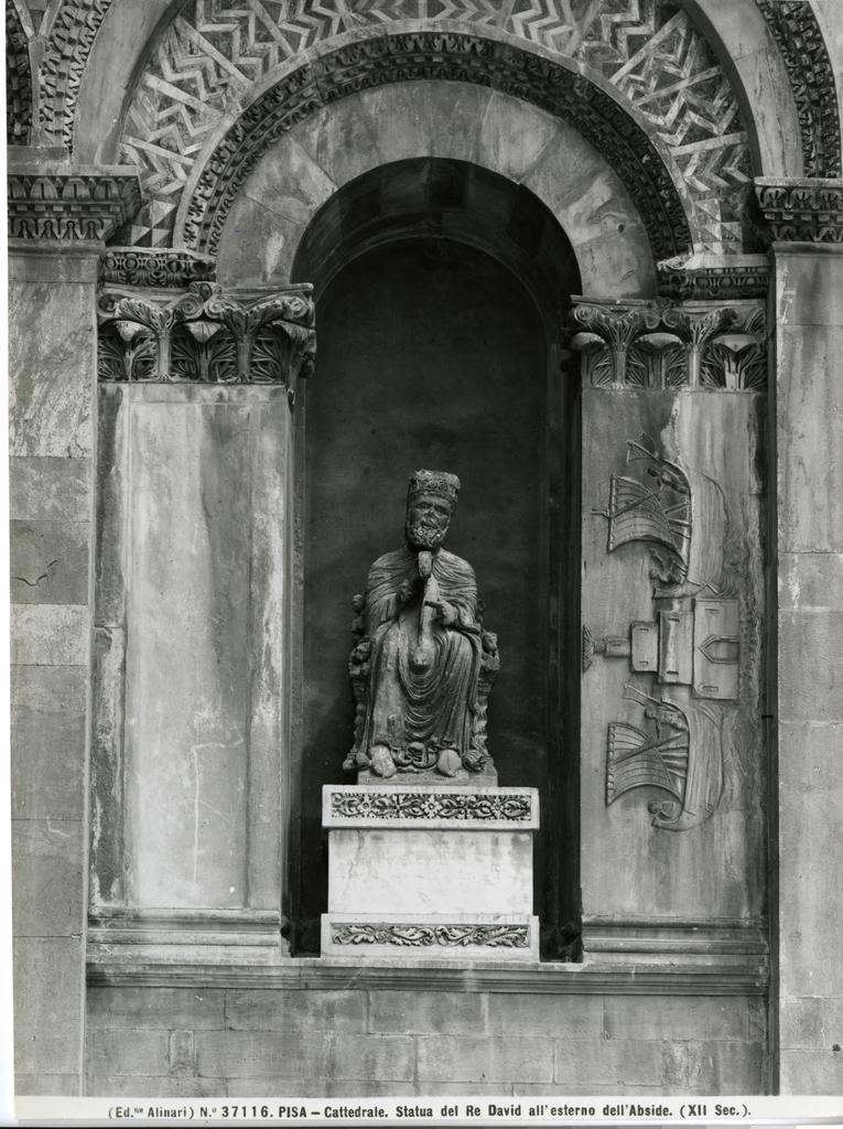 Alinari, Fratelli , Pisa - Cattedrale. Statua del Re David all'esterno dell'Abside. (XII Sec.)