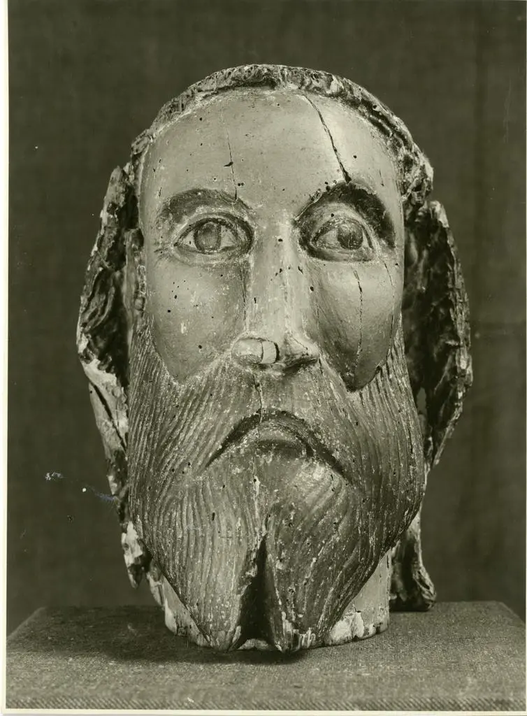 Anonimo , Testa di Cristo. Legno policromato. Sec. XIII-XIV - misure mass. alt. cent. 35 x 28