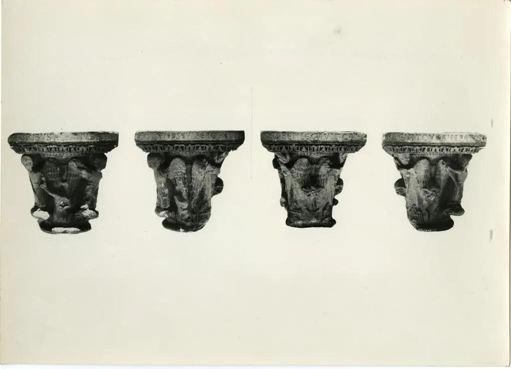 Anonimo , Fig. 13 - Bari - Cattedrale - Ciborio: il capitello figurato