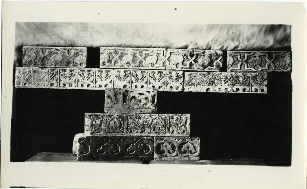 Anonimo , Fig. 12 - Bari - Cattedrale - Ciborio: sottogradi degli scalini