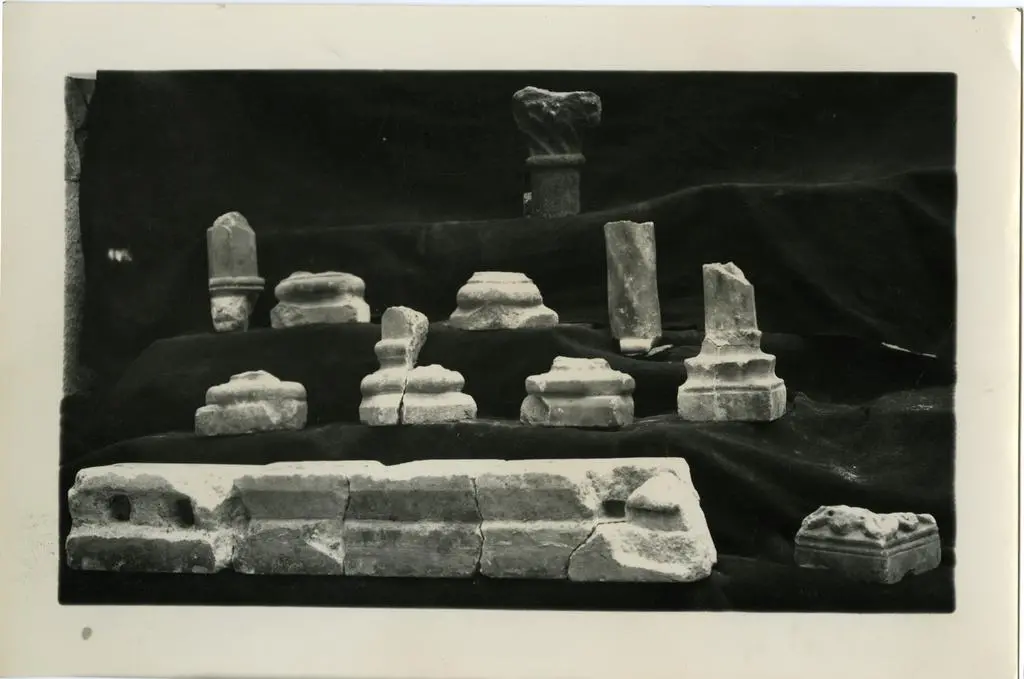 Anonimo , Fig. 7 - Bari - Cattedrale - Ciborio: faccia superiore degli architravi e frammenti delle colonnine