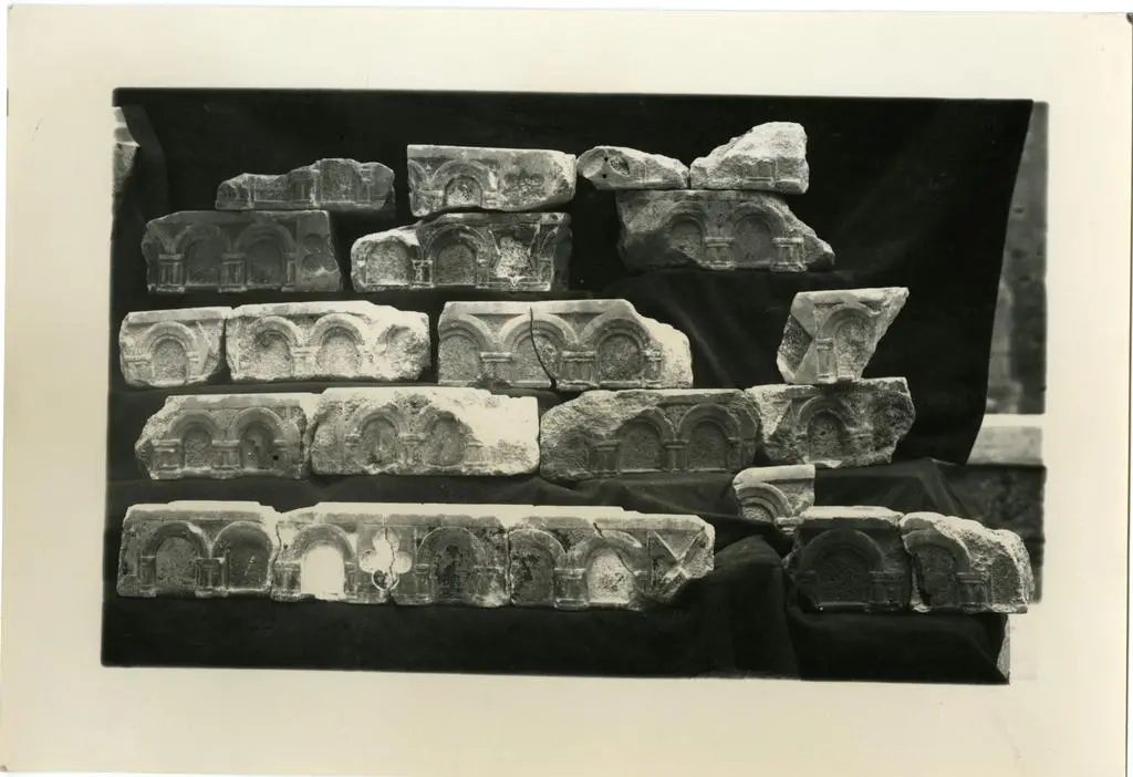 Anonimo , Fig. 5 - Bari - Cattedrale - Ciborio: I frammenti dell'architrave del cupolino