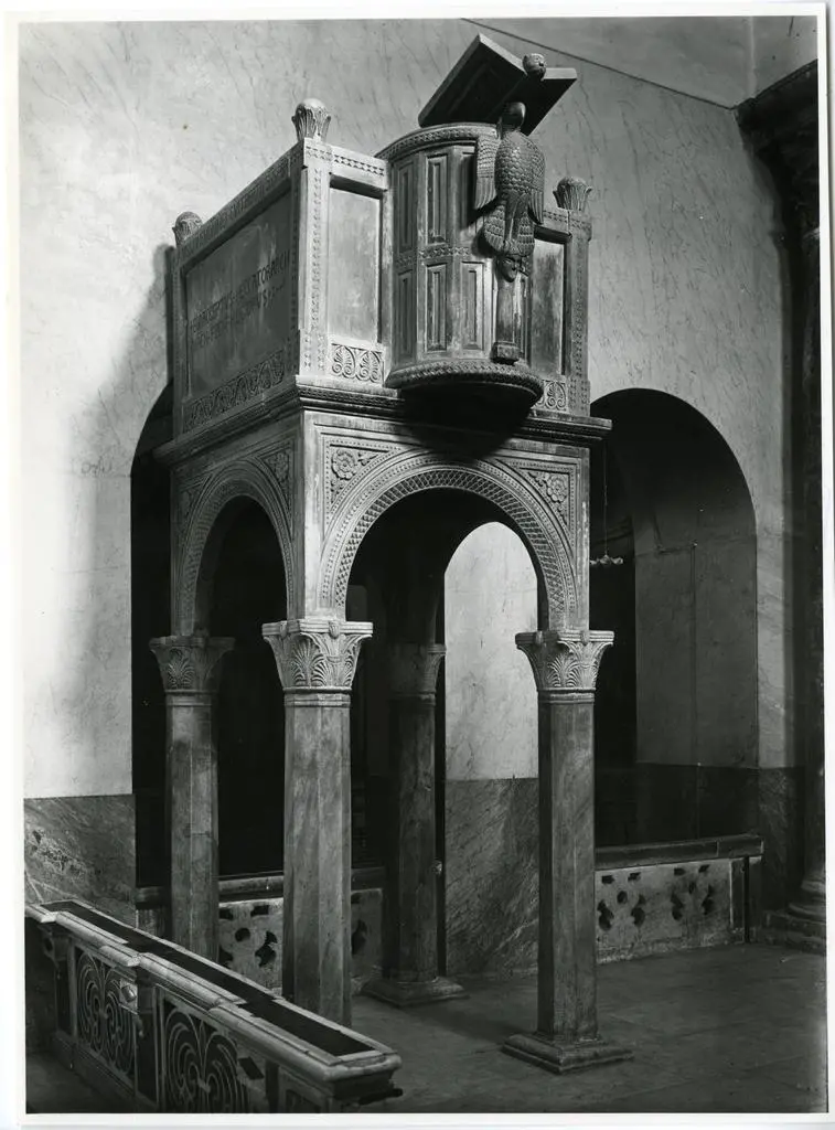 Acceptus , Aquila, Protome, Motivi decorativi fitomorfi