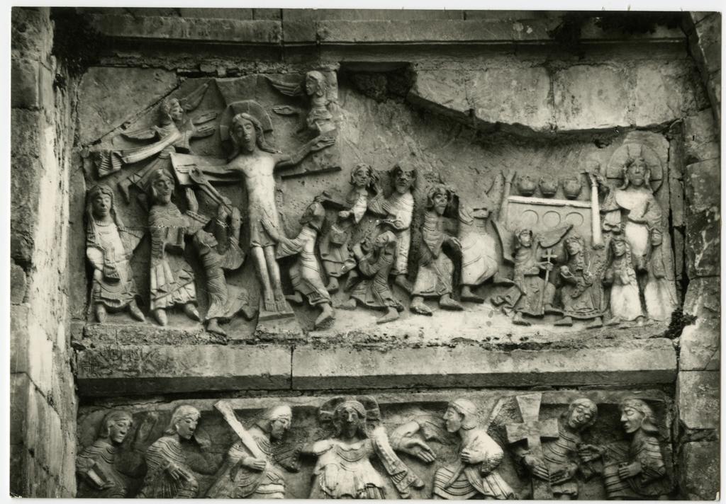 Anonimo , Monte S. Angelo (Foggia) - Bassorilievo sull'ingresso alla Tomba di Rotari (sec. VII)