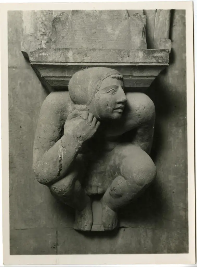 Ceccato, A. , Andria - Castel del Monte - Piccole cariatidi all'imposta dei costoloni/.