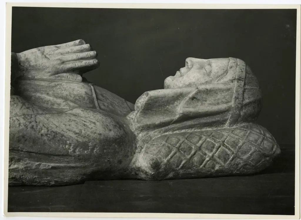 Fototeca della Soprintendenza speciale per il patrimonio storico, artistico ed etnoantropologico e per il Polo museale della citt&agrave; di Napoli , Santuario di Montevergine (vicino Avellino) - Ignoto sec. XIV - figura giacente