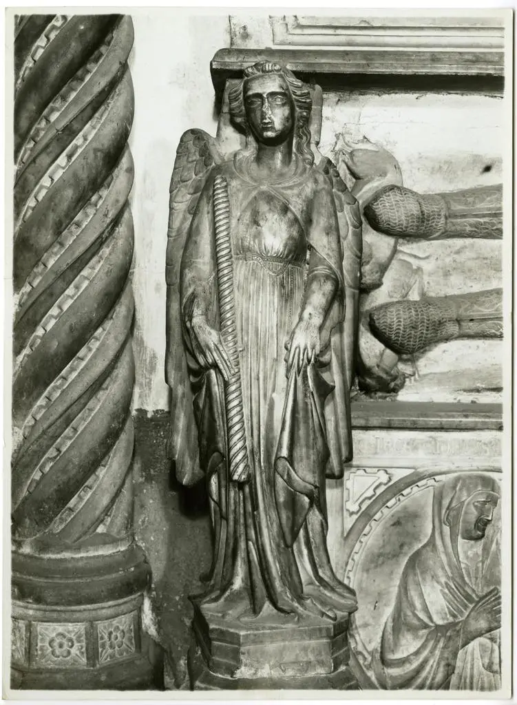 Fototeca della Soprintendenza speciale per il patrimonio storico, artistico ed etnoantropologico e per il Polo museale della citt&agrave; di Napoli , Tino di Camaino - bottega - sec. XIV - Monumento funebre di Cristoforo e Tommaso d'Aquino, particolare dell'Angelo