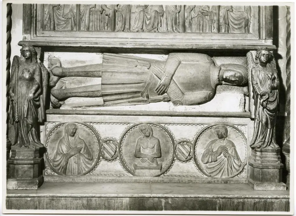 Tino di Camaino, bottega , Ritratto funebre di Cristoforo d'Aquino, Ritratto funebre di Tommaso d'Aquino, Cristo benedicente, Madonna con Bambino in trono tra due angeli, Santi, Stemma gentilizio, Cristo, Maria Vergine, San Giovanni Evangelista dolente, Angelo