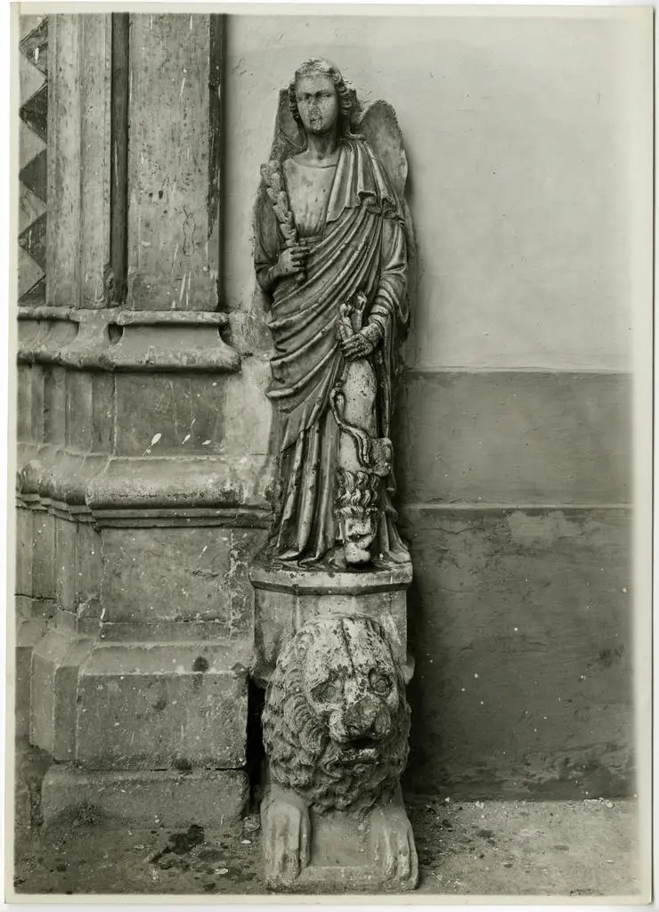 Fototeca della Soprintendenza speciale per il patrimonio storico, artistico ed etnoantropologico e per il Polo museale della citt&agrave; di Napoli , Anonimo - sec. XIV - Leone stiloforo; Angelo