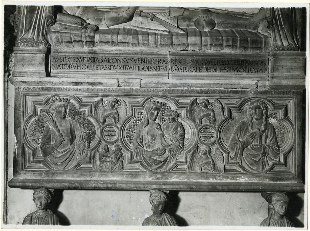 Anonimo , Anonimo - sec. XIV - Particolare del rilievo della Tomba di Antonio Carafa