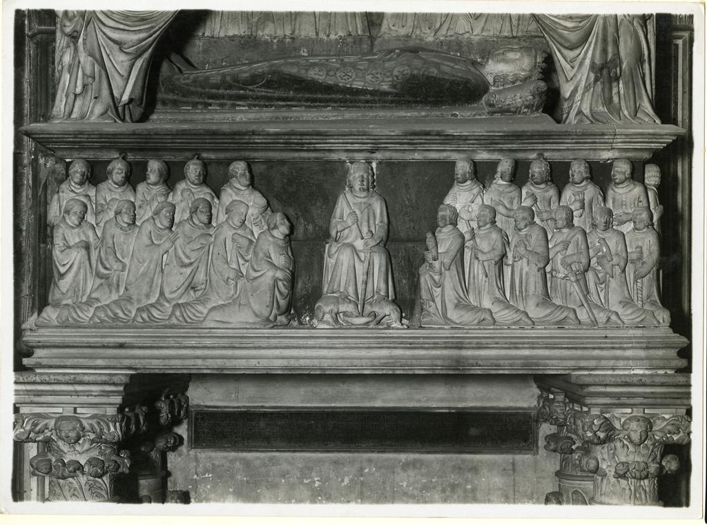 Tino di Camaino, e aiuti , Ritratto funebre di Carlo di Calabria, Angelo reggicortina