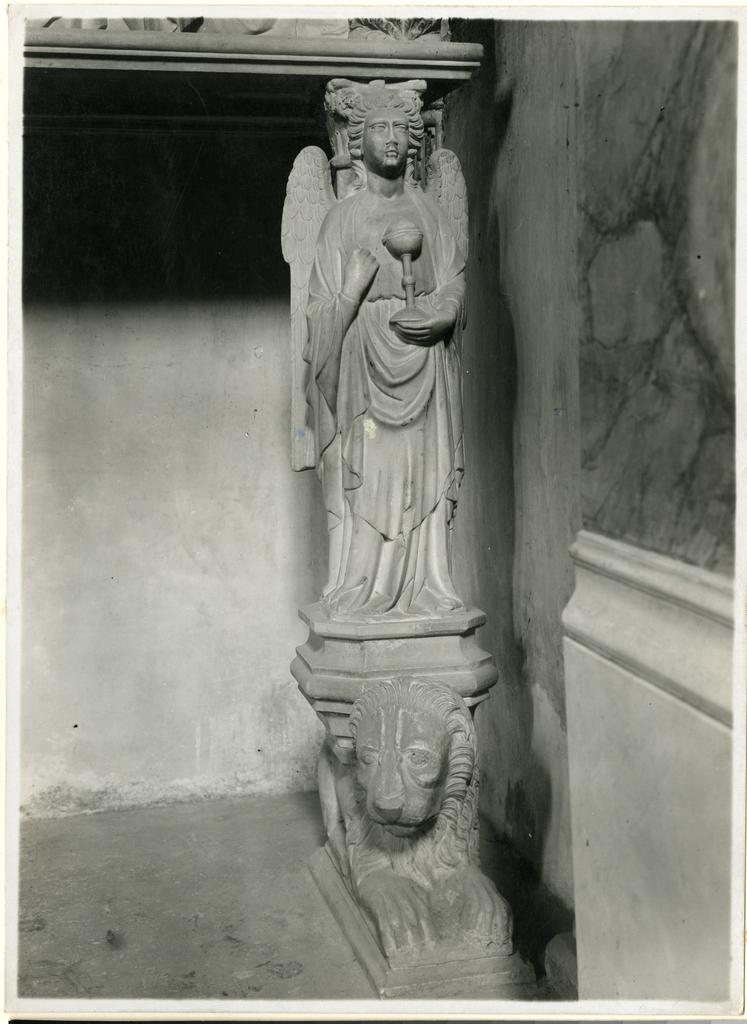 Anonimo , Baboccio Antonio - sec. XV - Cariatide della Tomba di Agnese e Clemenza di Durazzo
