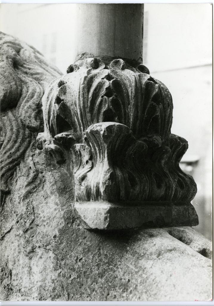 Anonimo lombardo sec. XIII , Motivo decorativo fitomorfo con foglie d'acanto