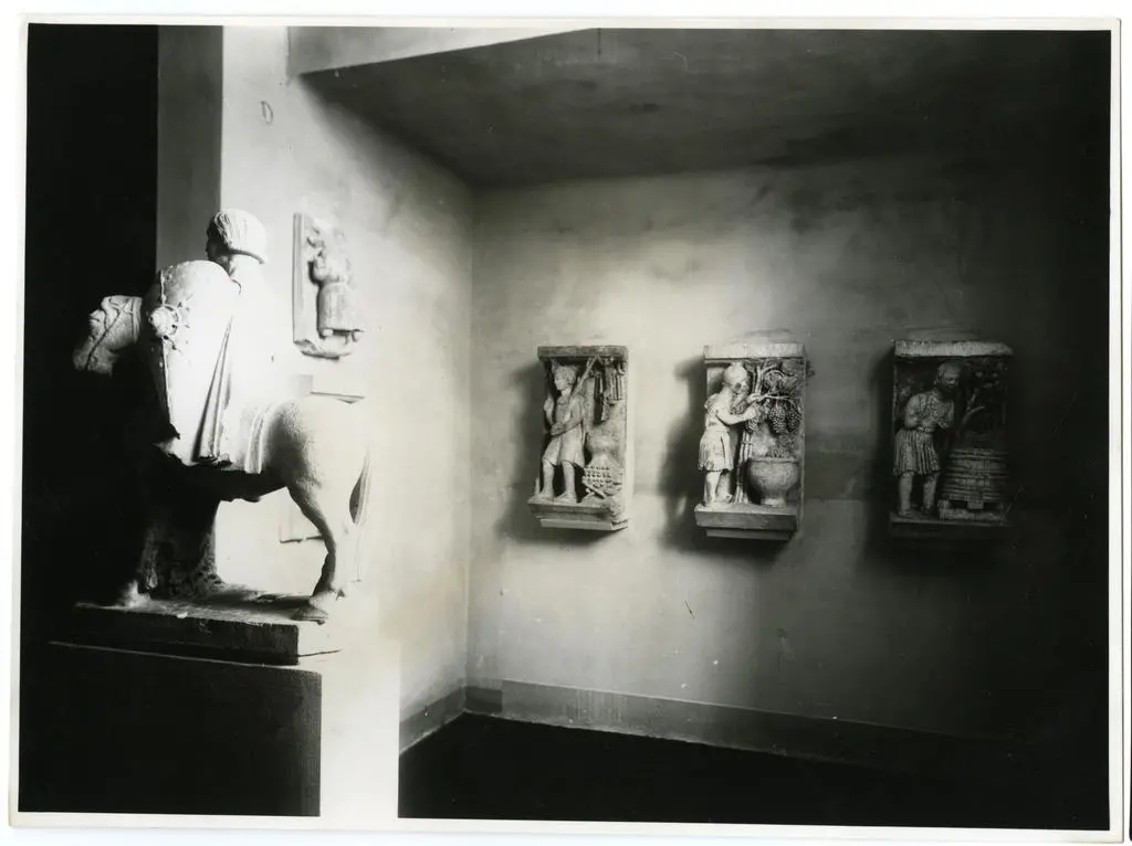 Ente Provinciale per il Turismo di Ferrara , Maestro dei Mesi di Ferrara - sec. XIII - Gentiluomo a cavallo; Allegorie dei mesi; Allestimento