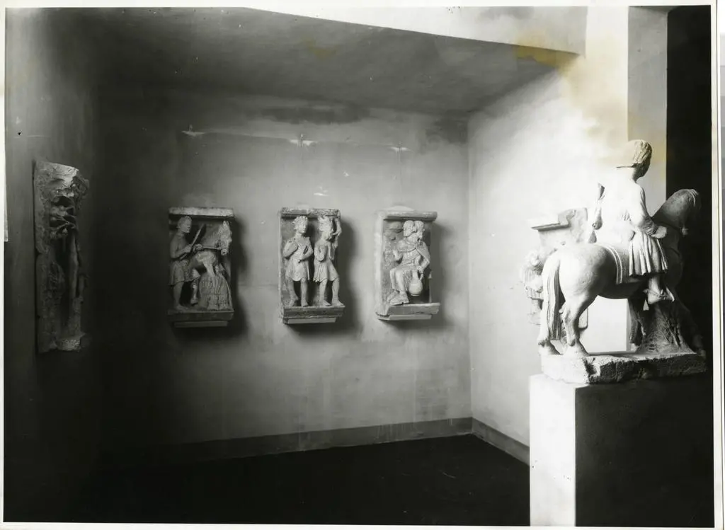 Ente Provinciale per il Turismo di Ferrara , Maestro dei Mesi di Ferrara - sec. XIII - Gentiluomo a cavallo; Allegorie dei mesi; Allestimento