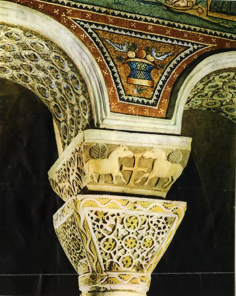 Anonimo , 13. Ravenna, S. Vitale, interno, tra 525 e 547: capitello a traforo di artista costantinopolitano "isidoriano"; pulvino e stucchi nell'intradossi di artisti ravennati