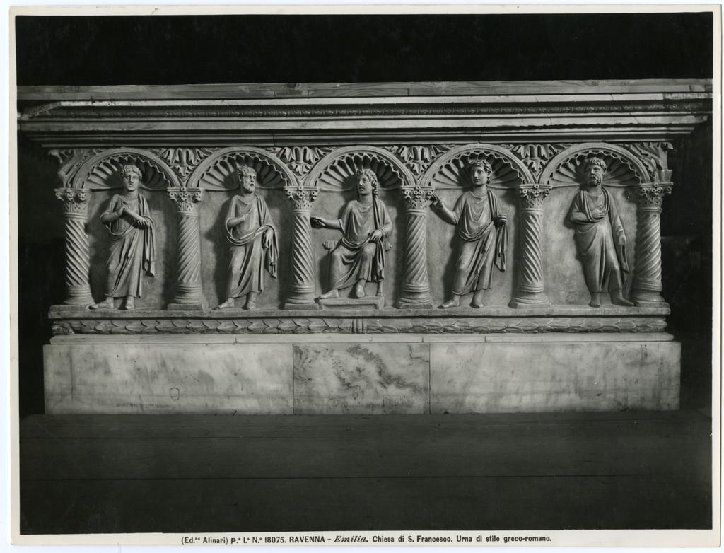 Alinari, Fratelli , Ravenna - Emilia. Chiesa di S. Francesco. Urna di stile greco-romano