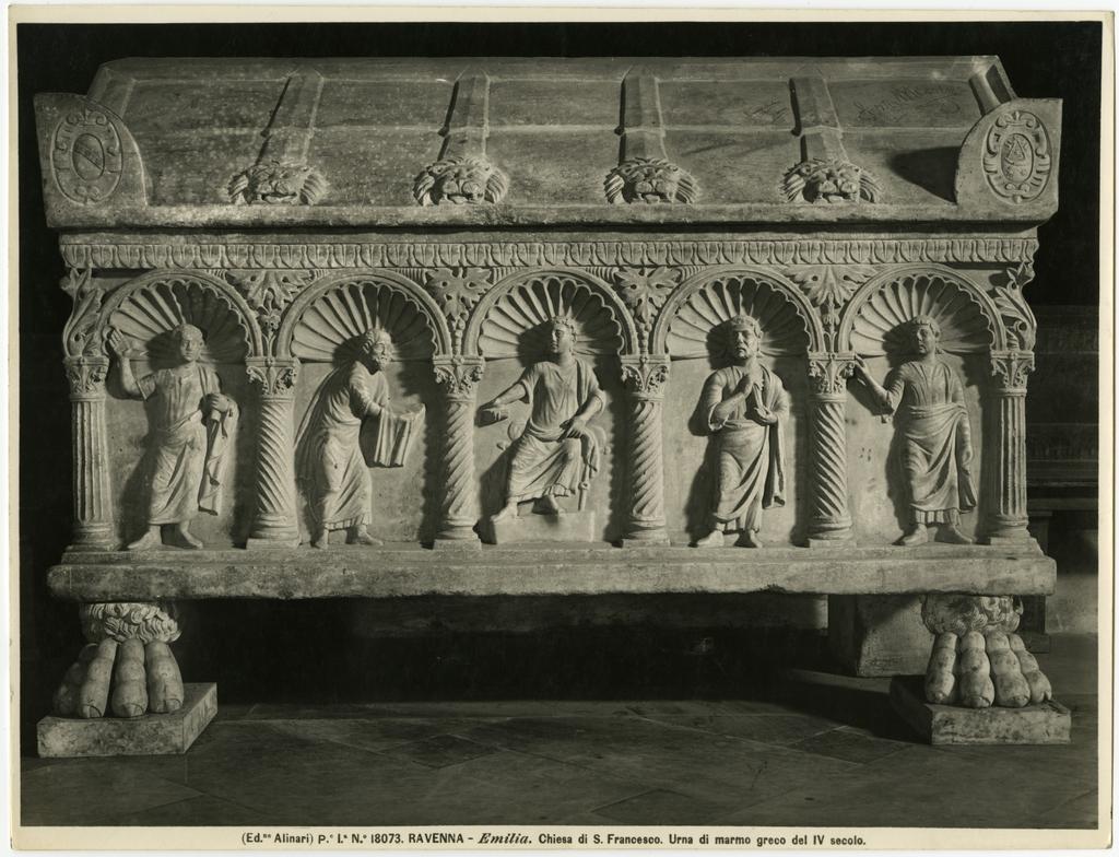 Alinari, Fratelli , Ravenna - Emilia. Chiesa di S. Francesco. Urna di marmo greco del IV secolo