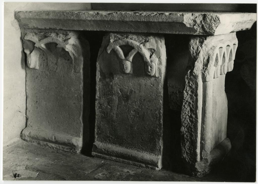 Anonimo , Toano (R. E.) frammenti di transenna del sec. XII inizi forse parte di un altare