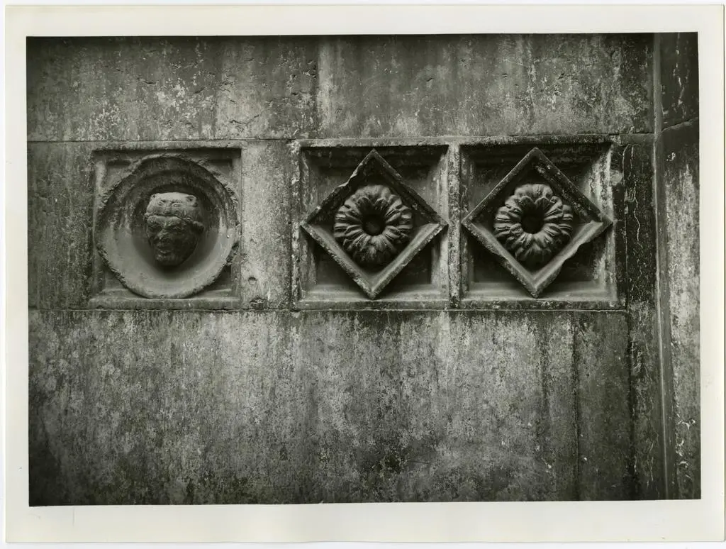 Anonimo , Antelami Benedetto - seguace - sec. XII/ XIII - Ritratto di uomo con cappello; Motivo decorativo a rombi con rosette