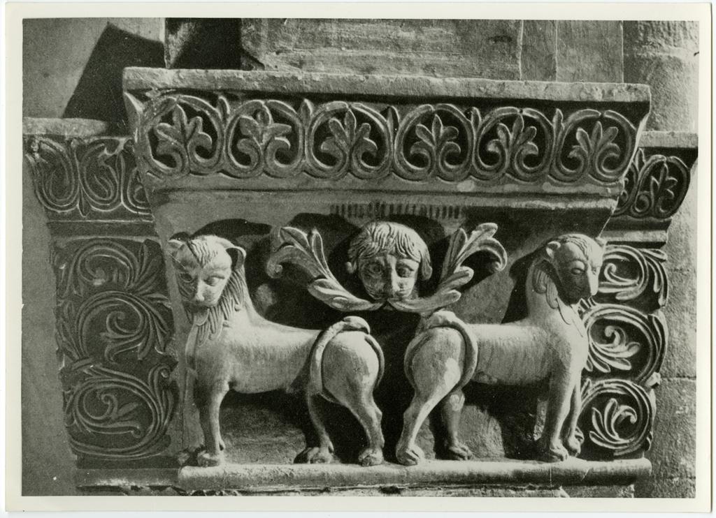 Anonimo sec. XII , Protome, Motivi decorativi con leoni