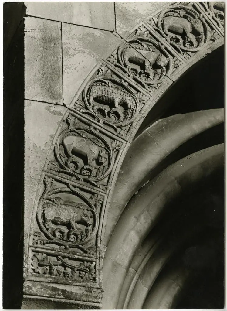 Foto Amoretti , Fidenza (Borgo S. Donnino) Portale min. destro. la ghiera col bestiario (part.) foto Amoretti