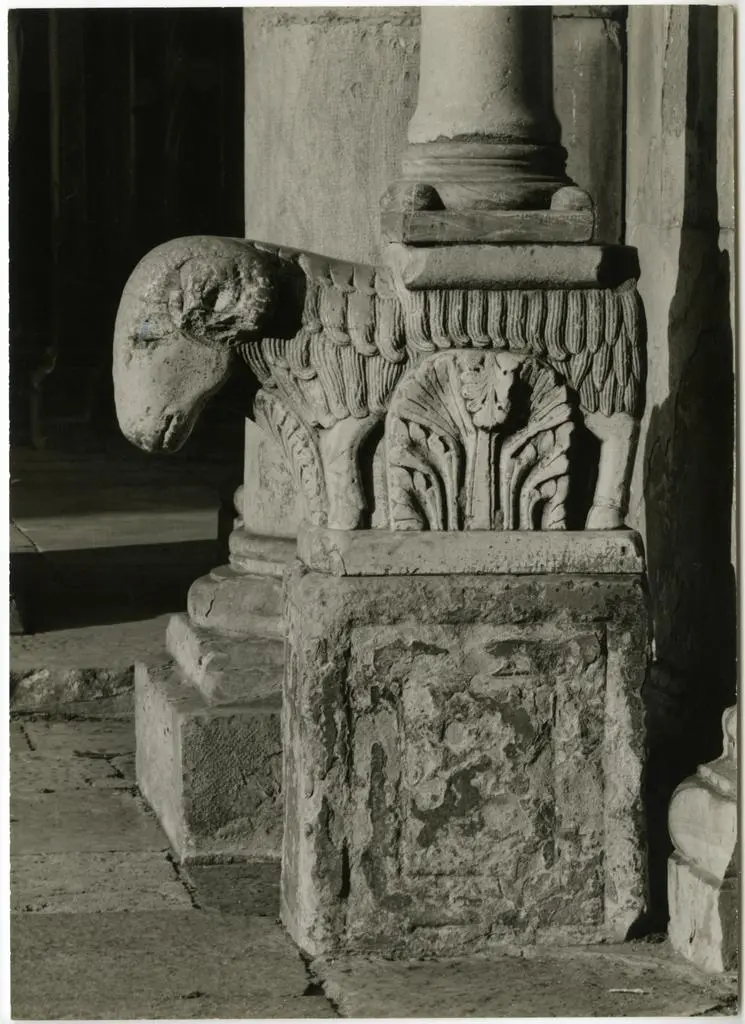 Foto Amoretti , Fidenza (Borgo S. Donnino) Portale min. destro - ariete wiligelmino a sin. col basamento. Foto Amoretti