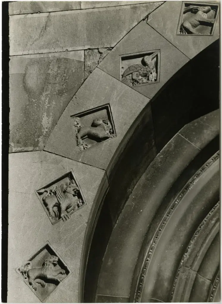 Foto Amoretti , Fidenza (Borgo S. Donnino) Portale min. sin.; ghiera del bestiario (part.) foto Amoretti