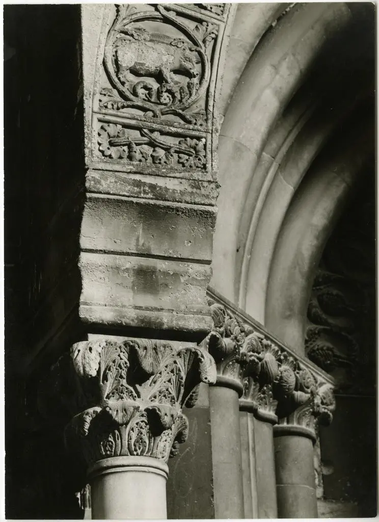 Foto Amoretti , Fidenza (Borgo S. Donnino) Portale min. destro. Capitello corinzio a sinistra (reimpiego?). Foto Amoretti