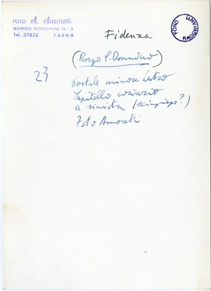 Foto Amoretti , Fidenza (Borgo S. Donnino) Portale min. destro. Capitello corinzio a sinistra (reimpiego?). Foto Amoretti