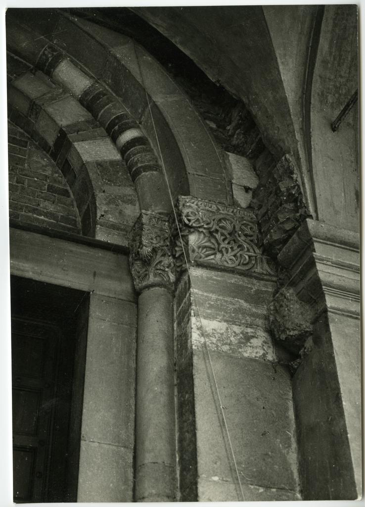 Anonimo , 35) Piacenza San Savino part. (lato d.) dello scoperto portale mediano e di tipo lombardo o chiaramente sprovvisto di protiro