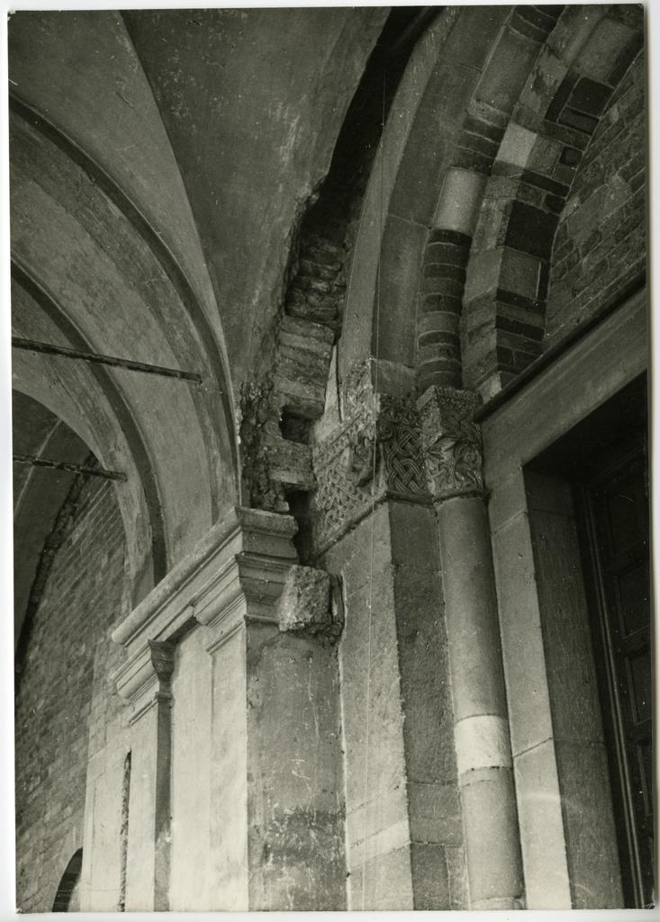 Anonimo , 36) Piacenza San Savino part (lato s.) dello scoperto portale mediano di tipo lombardo e chiaramente sprovvisto di protiro.