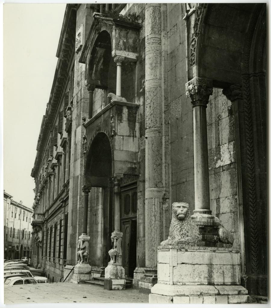 Anonimo , 44) Piacenza - Duomo - veduta di insieme del protiro di sinistra aggregato al portale