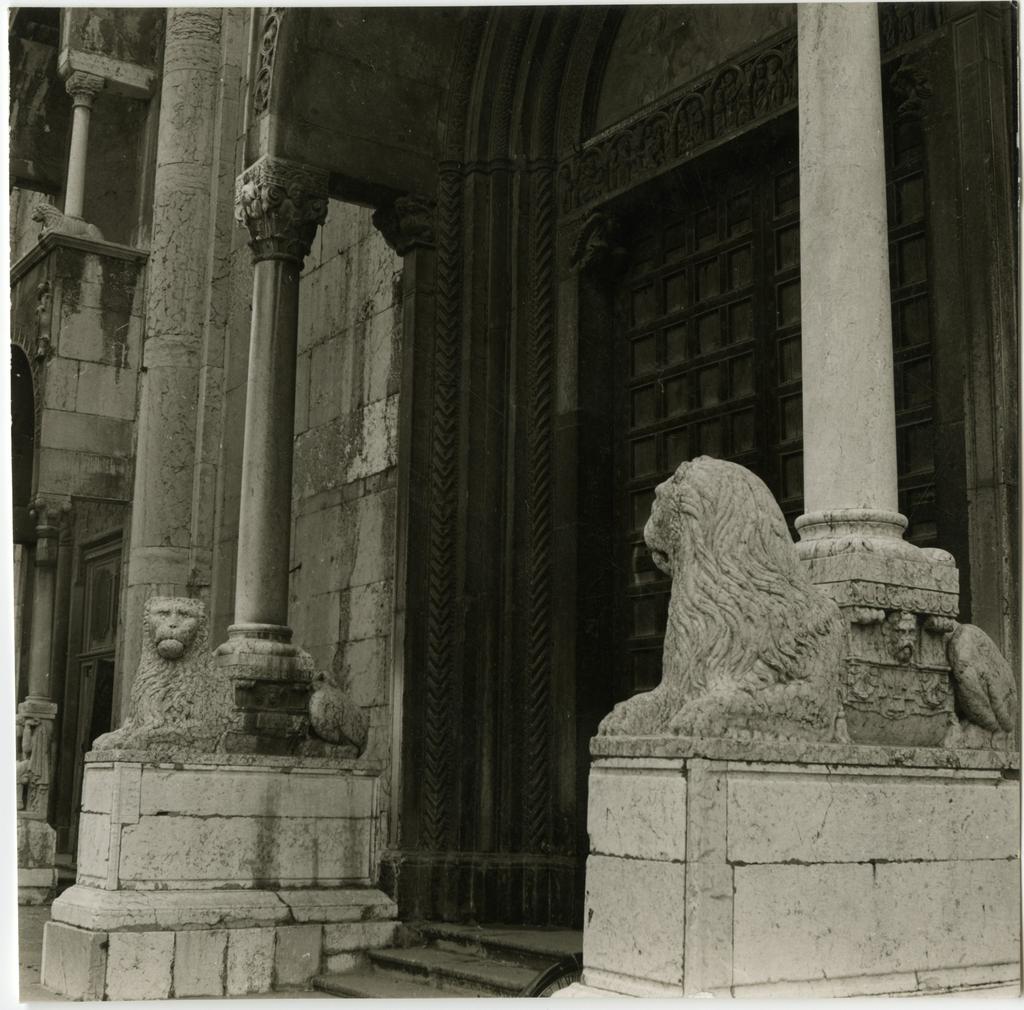 Anonimo , 38) Piacenza - Duomo. part. dei leoni del protiro mediano di facciata (sec. XVI) aggregato chiaramente alla fronte