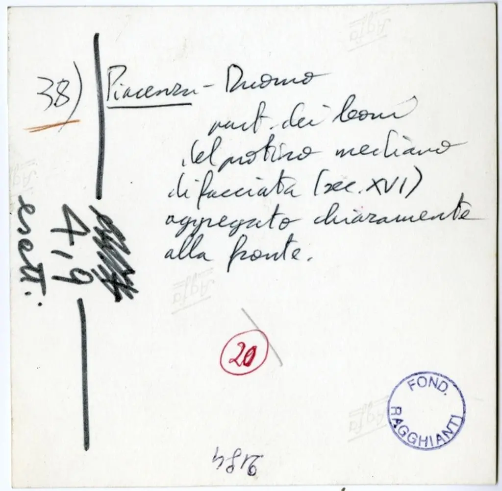 Anonimo , 38) Piacenza - Duomo. part. dei leoni del protiro mediano di facciata (sec. XVI) aggregato chiaramente alla fronte