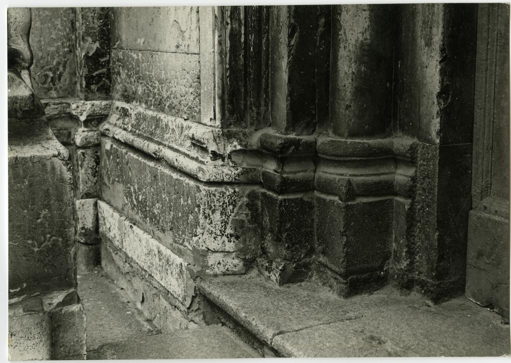 Anonimo , 50) Piacenza. Duomo. uscita del portale minore destro con sezione del basamento di un telamone